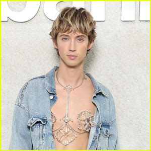 troye sivan naked|Troye Sivan Defends Nude Artwork From Critics: I Like My Body,。